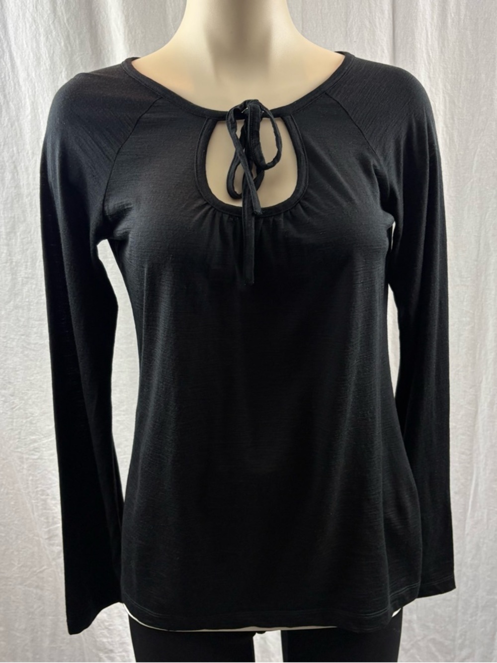 Icebreaker Women’s 150 Superfine Ultra lite Black Long Sleeve Keyhole Tie Top S